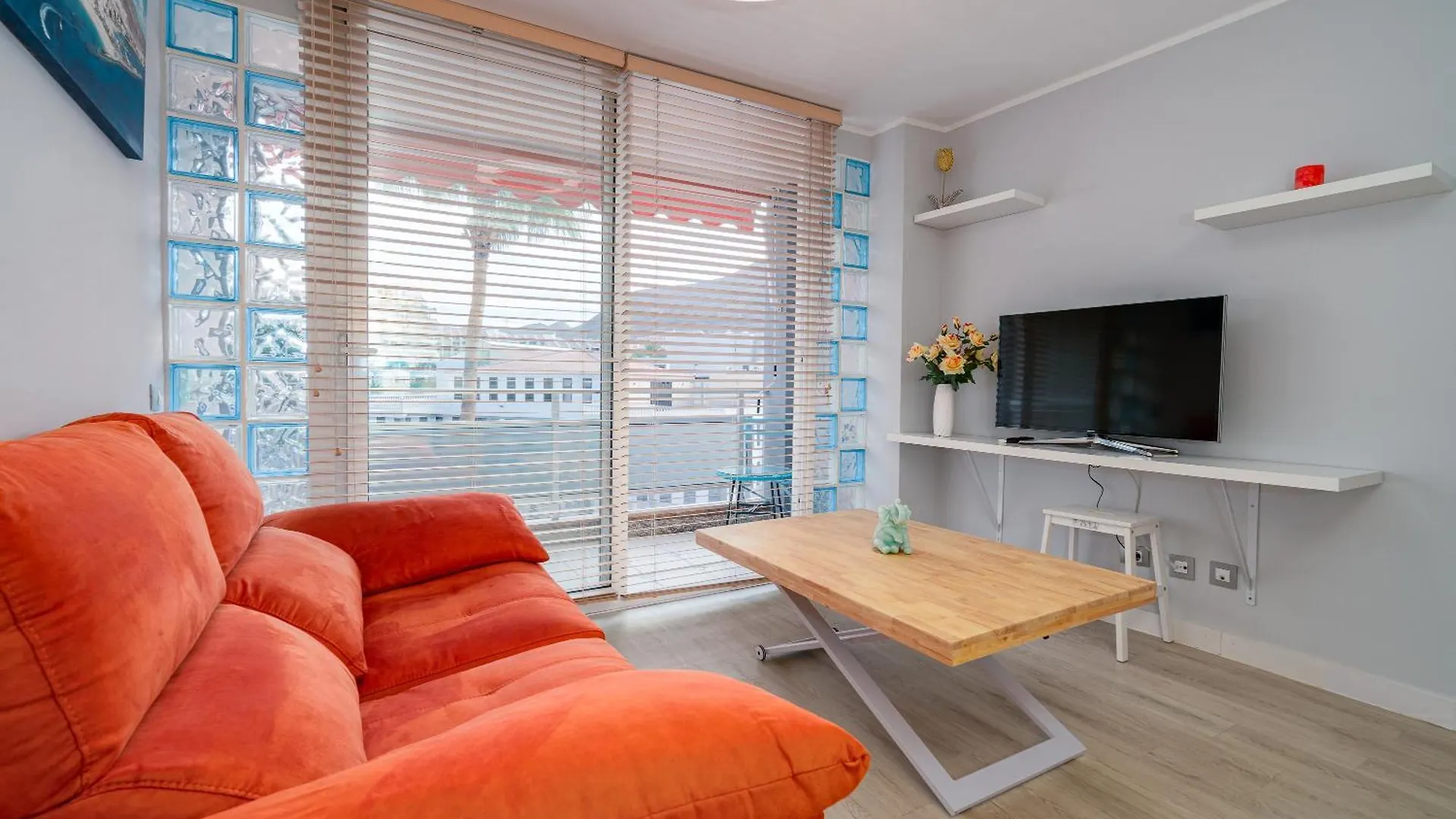 Kontakte von Elegante Apartamento En Los Cristianos Arona